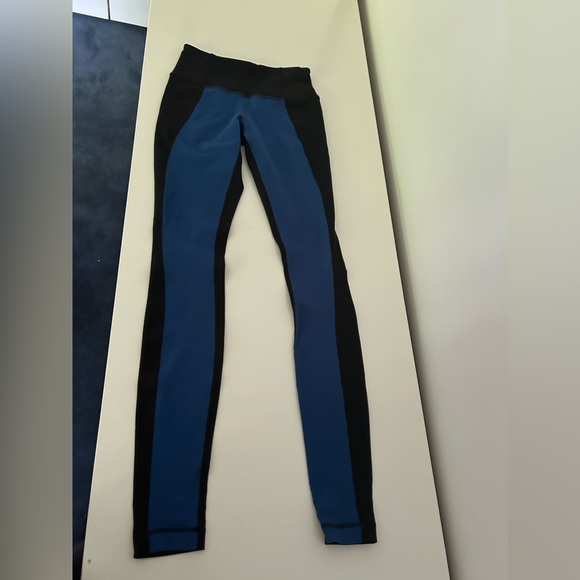 Lululemon Wunder Under pants with blue colour-blocked panels. - Picture 2 of 7